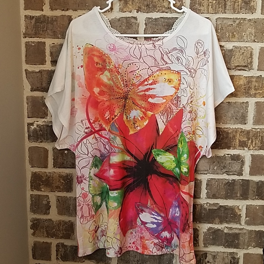💥🎪⭐Cal Style USA Butterfly & Floral Top
